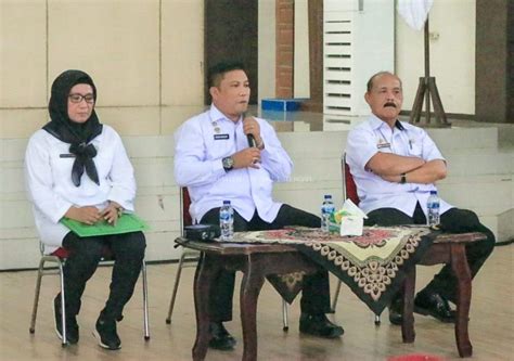 Pj Sekdakab Tapteng Serahkan Alat Kebersihan Kepada Petugas Kebersihan