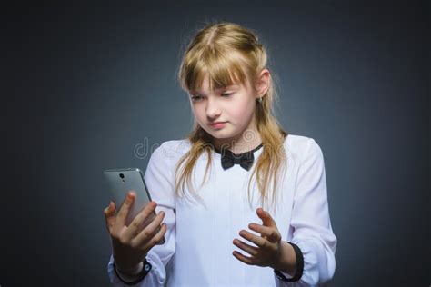 Menina Bonito Surpreendida Telefone Celular Isolado No Cinza Imagem