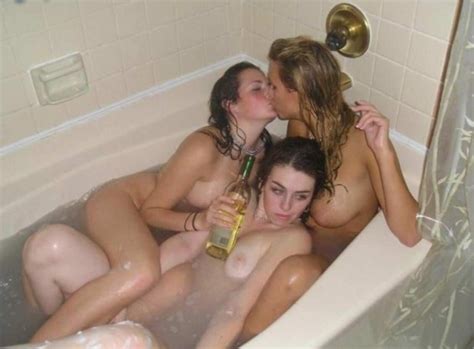 Three Clean Straight Girls Playing In The Tub Porn Pic