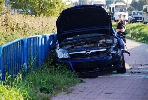 Zderzenie Dw Ch Osob Wek Jedno Z Aut Uderzy O W Bariery Wiecbork Pl