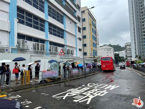 （多圖）記者直擊｜觀塘綫服務受阻 港鐵接駁巴士人龍逾百米 港聞 點新聞