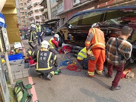 路口未禮讓釀車禍 機車騎士自摔滑進卡賓士車底 社會 中時