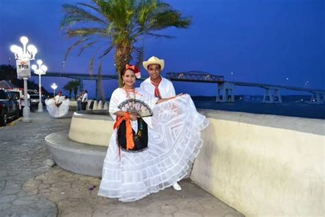 Colores Cultura y Tradición Los Trajes Típicos de México con el