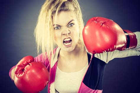 Guantes De Boxeo De La Mujer Que Desgastan Enojada Imagen De Archivo