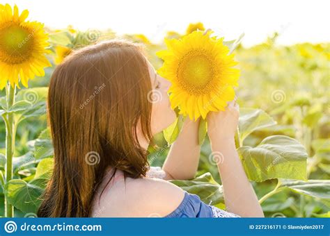 Bella Joven Oliendo Un Girasol En El Campo Mujer Joven En El Campo De