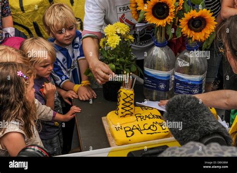 Los Vecinos Encienden Velas Fotograf As E Im Genes De Alta Resoluci N