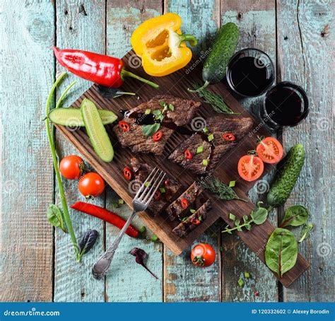 Repas Nutritif Sain Bifteck De Boeuf Fait Par Bien Avec Le Légume Cru