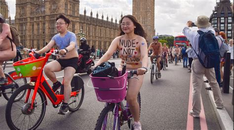 Nudi In Bicicletta Per L Ambiente Ecco La World Naked Bike Ride