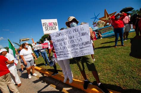 MULTITUDINARIA MARCHA EN CANCÚN A FAVOR DEL INE