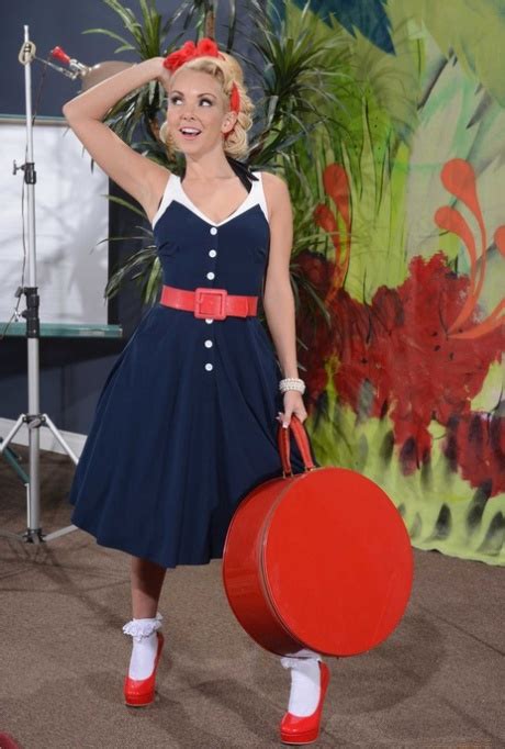 Skinny Blonde Aaliyah Love Flaunts Her Hot Legs While Teasing In High Heels Coedcherry