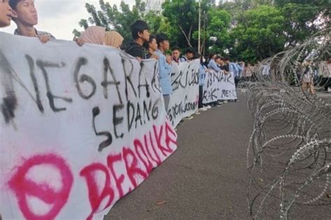 Hujan Bubarkan Demo Mahasiswa Tolak Kenaikan Bbm Di Palemban