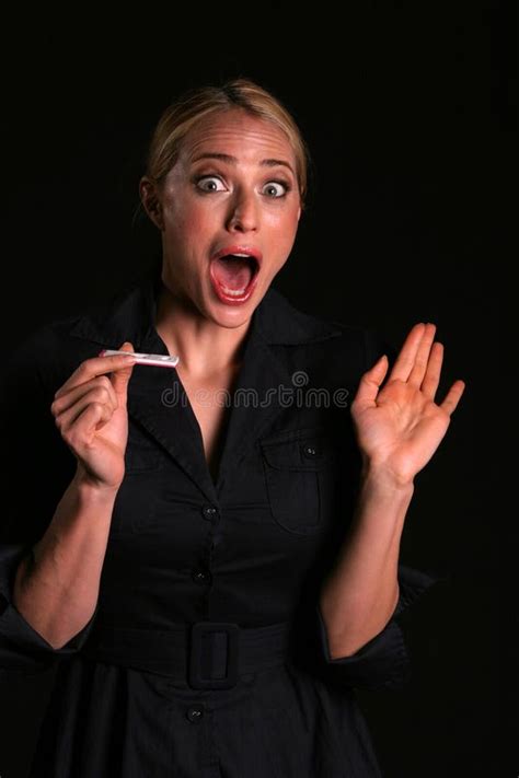 Eine Attraktive Junge Blonde Frau Wird Entsetzt Um Zu Denken Dass Sie Schwanger Ist Stockbild