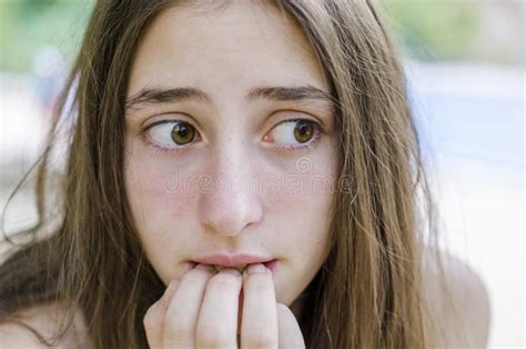 De Mooie Tiener Met Haar Dient Haar Mond In Is Zij Doen Schrikken