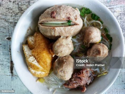 bakso bakso indonesia disajikan  mie  bihun foto stok
