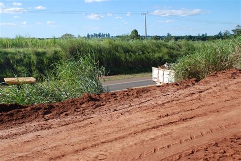 Blog do Ronco Caminhão de lixo da Prefeitura de Dourado despenca de