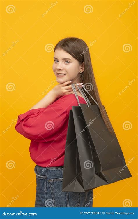 Jovencita De Brunette Sostiene Bolsa De Papel Negro Retrato De Cliente Con Bolsa Sobre Fondo