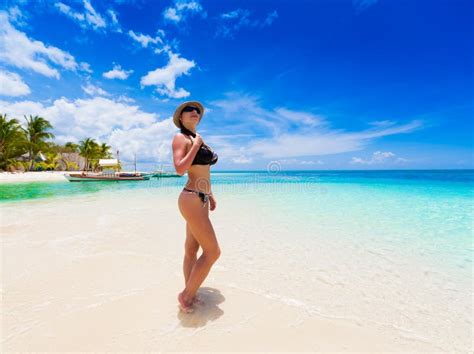 Filipinas Bikini De La Mujer Foto De Archivo Imagen De Resto Paisaje