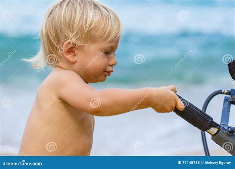 Leuke Blonde Jongen Stock Foto Image Of Horizontaal 77145738