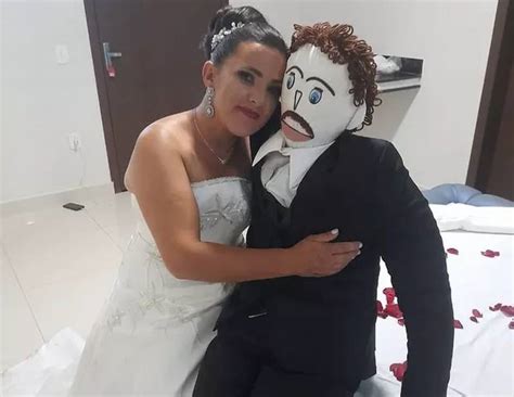 Homem Que Casa Com Boneca - Casado com boneca, homem anuncia nascimento do 3° filho | Mundo | Pleno ...