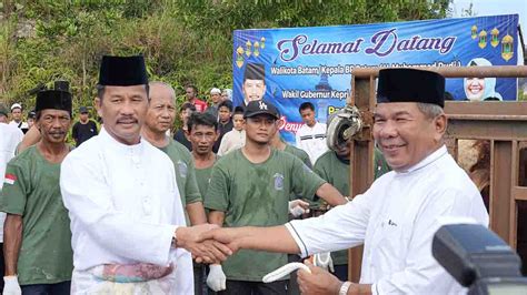 Rudi Dan Marlin Serahkan Ekor Sapi Kurban Super Di Masjid Sultan