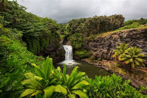 Premium Photo | Beautiful tropical waterfall in hawaii