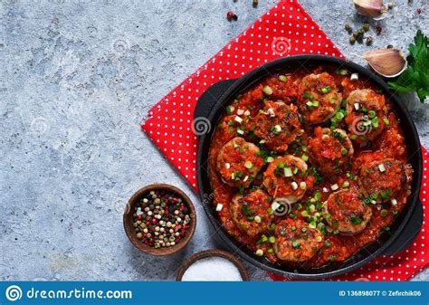 Bolas De Carne En Salsa De Tomate Con El Fondo Concreto De Las Especias