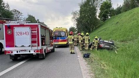 Poważny wypadek w Modlniczce pod Krakowem Samochód dachował Wezwano