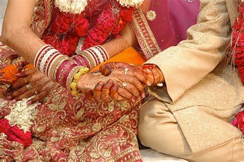 Dulha Groom And Dulhan Bride Mehndi Handshakes