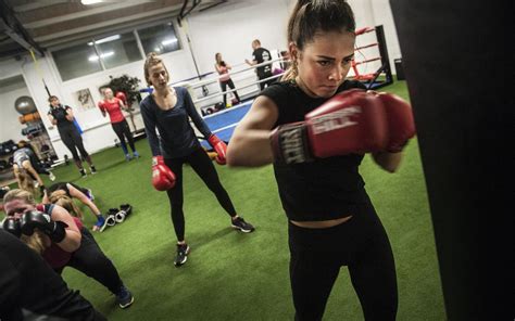 Vrouwen Slaan Aan Het Boksen In Groningen ‘het Werkt Verslavend’ Dagblad Van Het Noorden