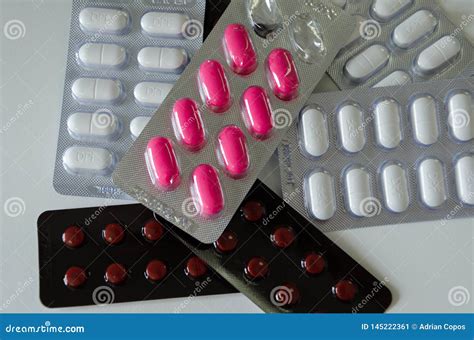 Pilules Pharmaceutiques Assorties De M Decine Sur Le Backround Blanc