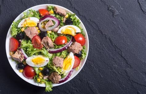 Premium Photo Tuna Salad With Tomatoes Olives Eggs And Onion