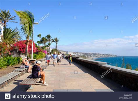 Maspalomas Spain January 23 2019 Vacationers At The Promenade Of