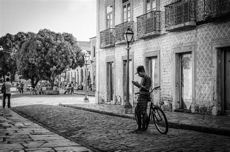 Papel de parede pessoas monocromático janela cidade bicicleta