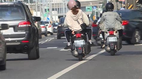 高雄女靠右騎路肩遭罰600 機車族氣炸：竟是陷阱｜東森新聞：新聞在哪 東森就在哪裡