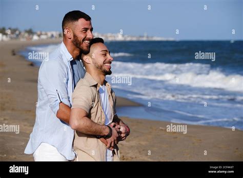 Gay couple at beach Fotos und Bildmaterial in hoher Auflösung Alamy