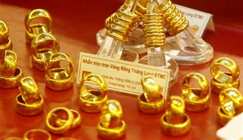 Jewellers demand tapping gold in domestic market through bonds - Rediff ...