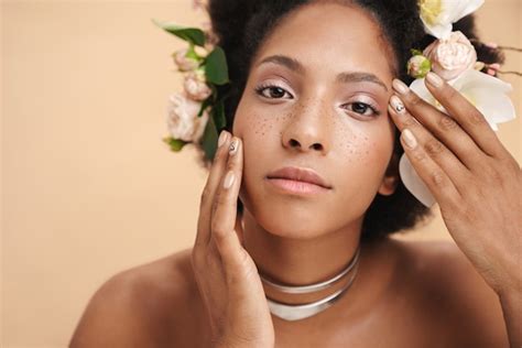 Retrato De Joven Mujer Afroamericana Pecosa Semidesnuda Con Flores En