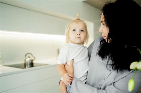 Passer Du Temps Ensemble Jeune Famille Fille Blonde Et Maman Brune Souriante Jouant Photo Premium