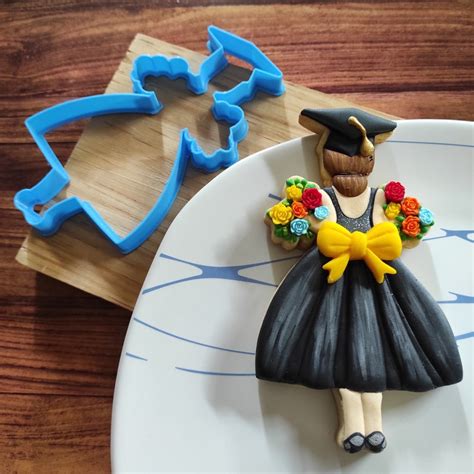 Cortador Para Galleta En Forma De Graduada Con Flores