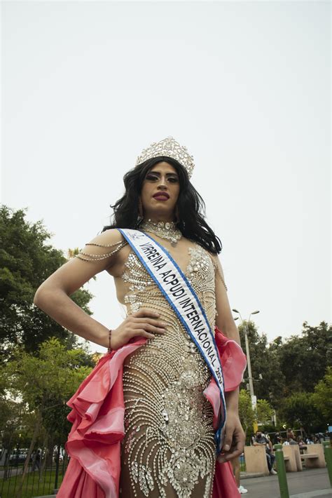 En Busca De La Corona Conoce A La Persona Que Representa Al Per En El Miss Gay El Concurso