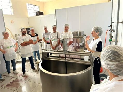 Alunos do Curso Técnico em Agronegócio conhecem agroindústria Queijos