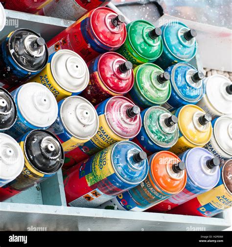 Latas De Aerosol Para El Arte Fotografías E Imágenes De Alta Resolución