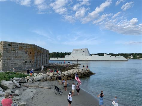 Новейший американский эсминец USS Zumwalt покрылся ржавчиной