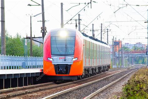 El Tren El Ctrico Se Acerca A La Plataforma Transporte P Blico