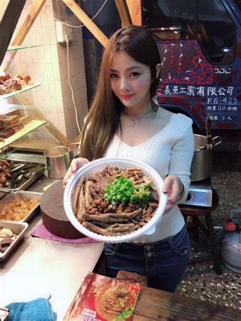 Hottest Food Vendor Taiwanese Girl Photos Viral On Social Media