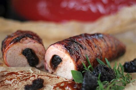 Gefülltes Schweinefilet mit Pflaumen im Speckmantel BBQPit de