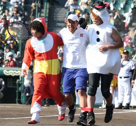 2014年の阪神ファン感謝デーのリレーで仮装する（左から）ジバニャン・梅野、錦織圭・山本、アナ雪のオラフ・横田氏 ― スポニチ Sponichi Annex 野球