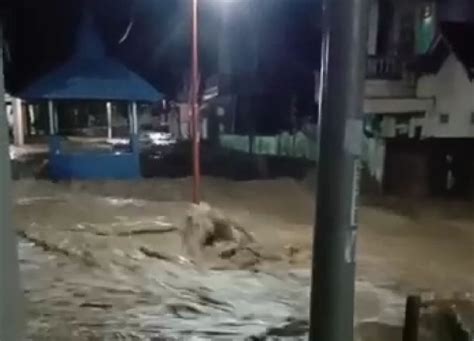 Diguyur Hujan Lebat Dua Kecamatan Di Lampung Terendam Banjir Okezone