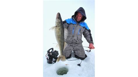 How to use a fish finder for ice fishing: a complete guide for beginners and experts | Advnture