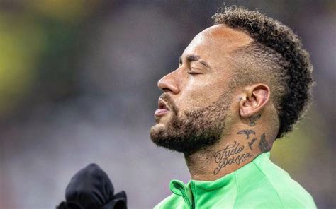 Afastado da Copa Neymar mostra tornozelo inchado e preocupa fãs